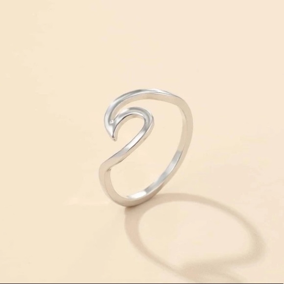 🔥3/$25🔥Silver Geometric Bohemian Beach Wave Ring - Picture 4 of 4